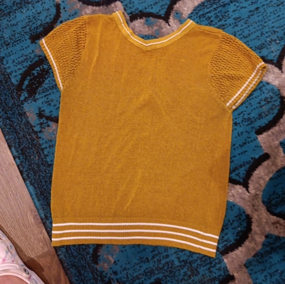 Vintege Yellow Top with Floral Design - Picture 3 of 3